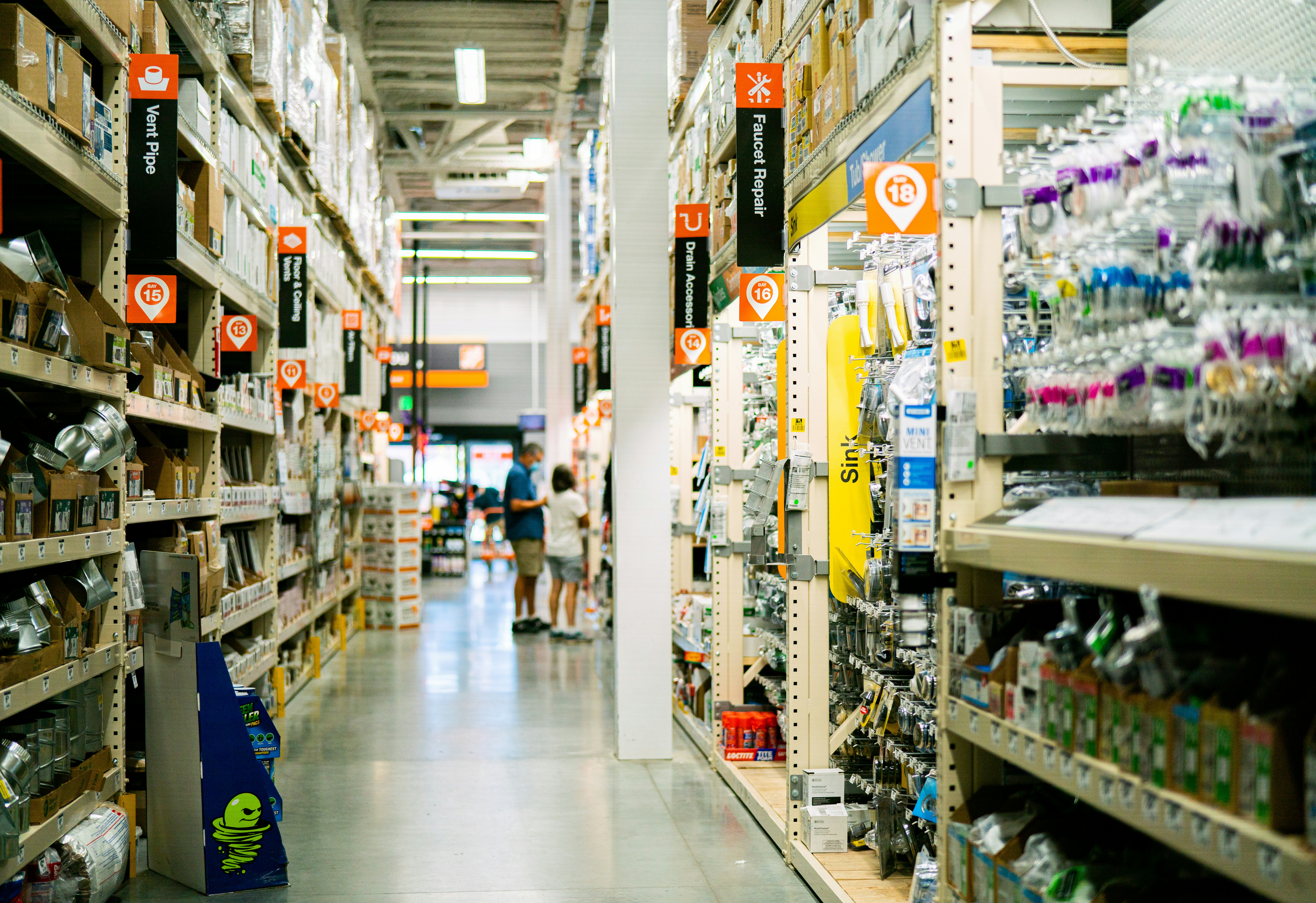 picture of amature couple shopping for landscape materials at a landsacpe materials wherehouse